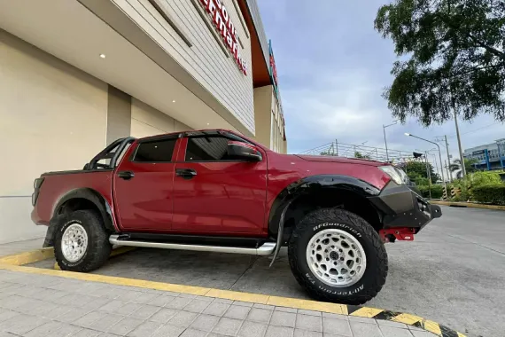 Selling used 2021 Isuzu D-Max 3.0 LS 4x2 MT in Red