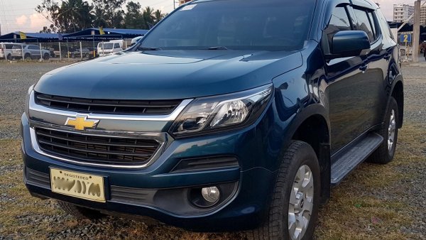 navy blue chevy trailblazer