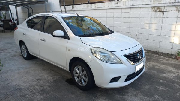 red nissan versa 2015