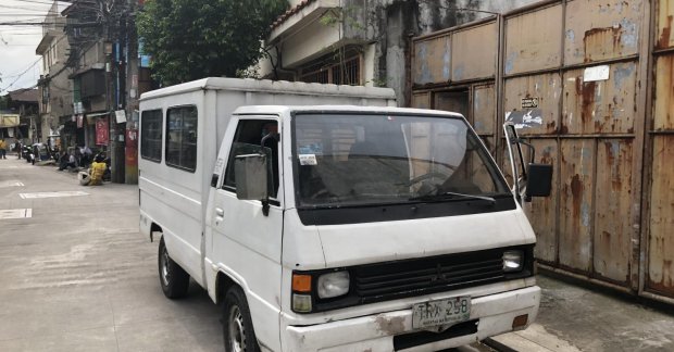 selling white mitsubishi l300 1994 van in san juan 722970