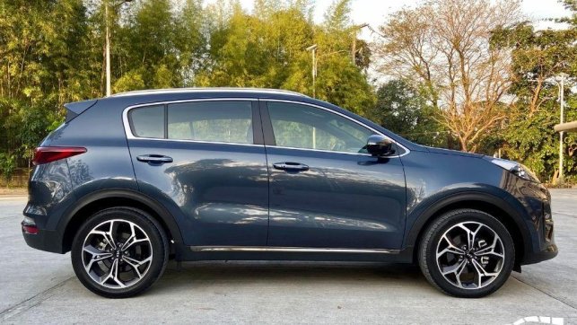 Kia Sportage side exterior