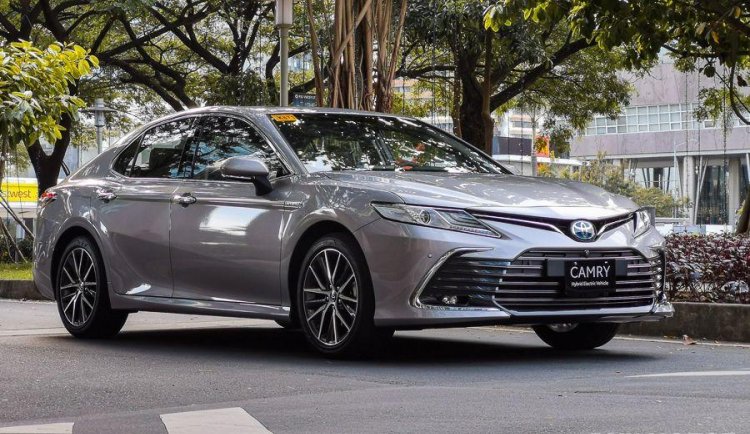 Toyota Camry 2.5 V HEV With ₱327,000 All-in Down payment