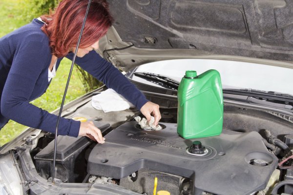 The engine oil should be changed every 3,000 to 5,000 kilometers. Change the oil