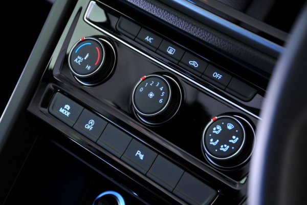 2017 Volkswagen Touran buttons on the dashboard