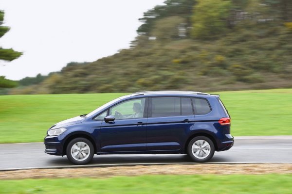 2017 Volkswagen Touran running on road