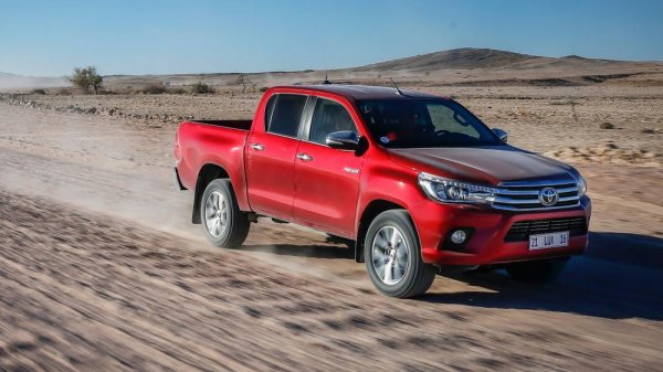Toyota Hilux Invincible 2016 side view