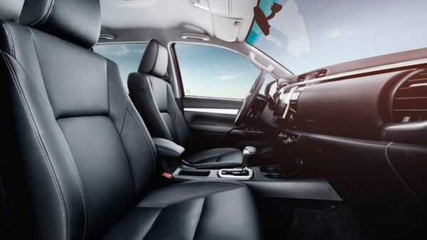 Toyota Hilux Invincible 2016 front seats