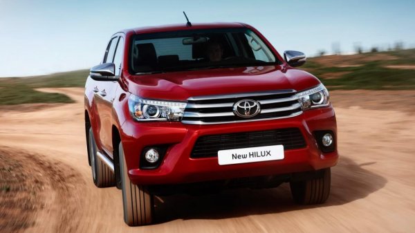 Toyota Hilux Invincible 2016 front view