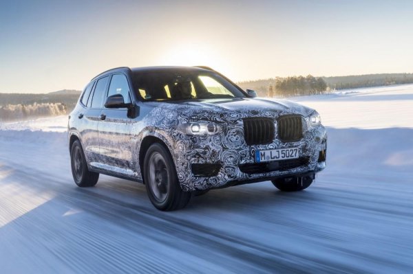 According to BMW Blog, the M40i version is arriving at US dealers this October. BMW X3 M40i running on a road