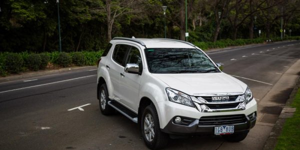 white 2016 Isuzu Mu-x overall look