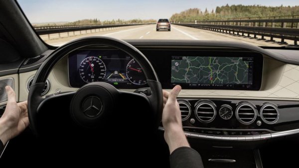 he new S-class can keep a safe distance and steer itself while the driver can adjust the speed depending on the situation Dashboard of the new 2018 S-Class