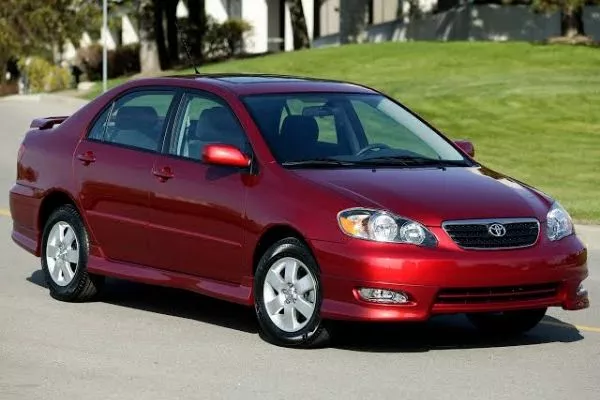 00s toyota corolla altis on the road