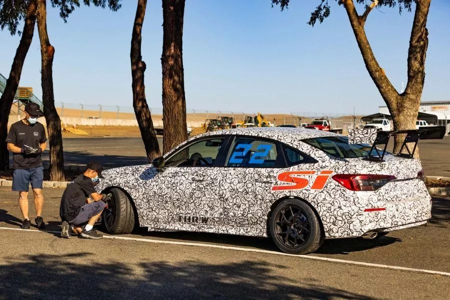 A picture of the side of the Civic Si