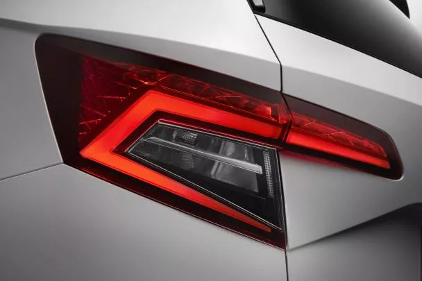 The C-shaped taillights will be applied LED technology as standard. 2017 Skoda Karoq's taillights.