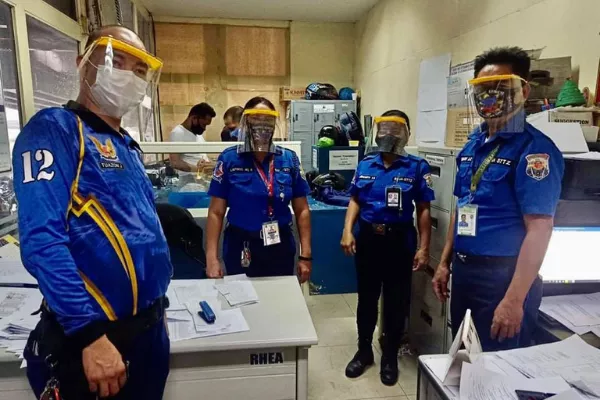 Blade PH donates faceshields to MMDA