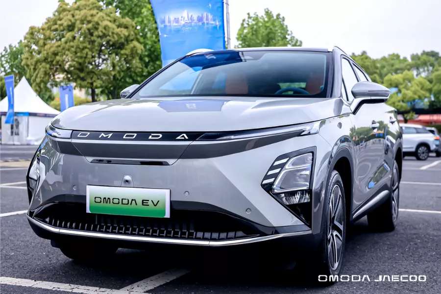 Omoda 5 EV front quarter shot