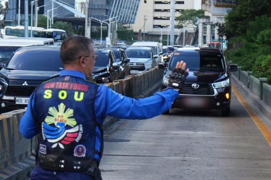 MMDA apprehending EDSA Bus Lane violator