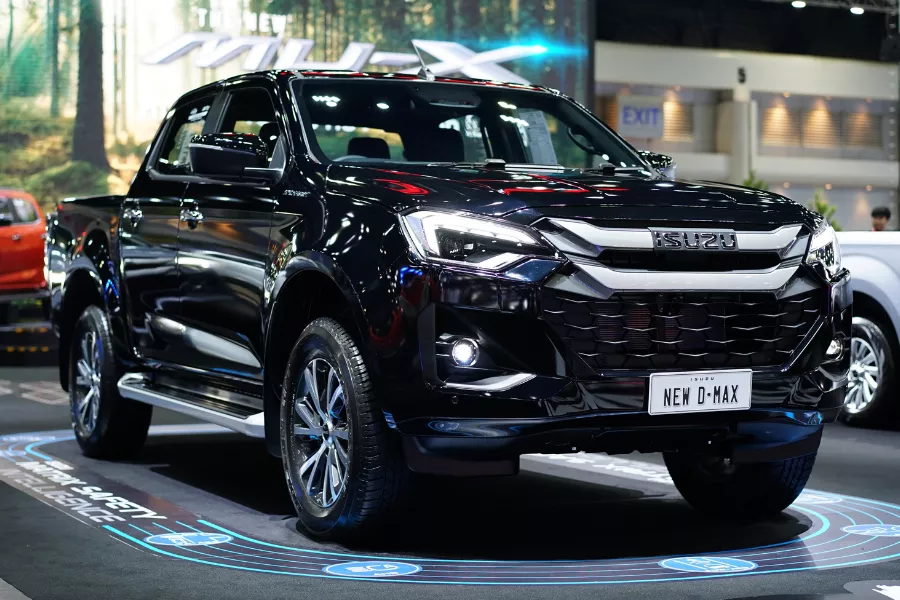 2024 Isuzu D-Max front quarter shot