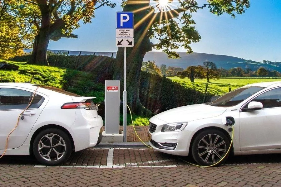 Electric vehicle charging station