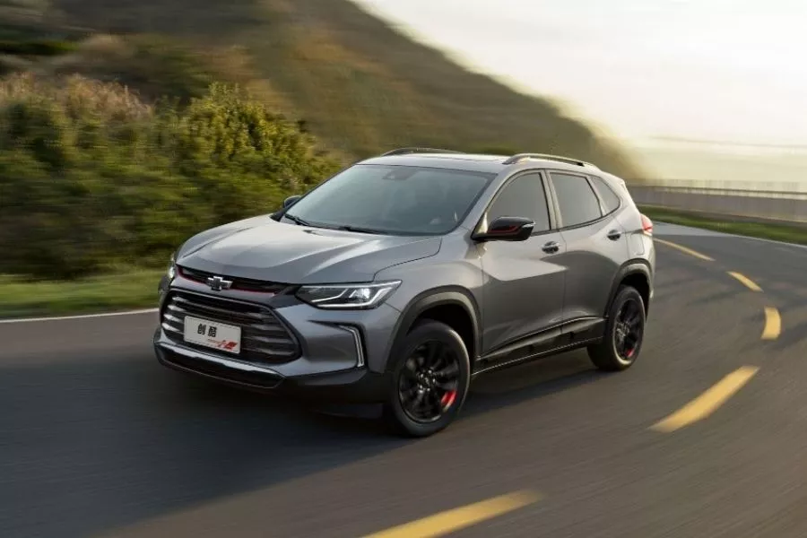 2021 Chevrolet Tracker front