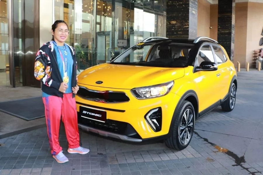 Hidilyn Diaz with her brand-new Kia Stonic