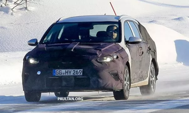 Kia Ceed 2018 wagon spy shot angular front