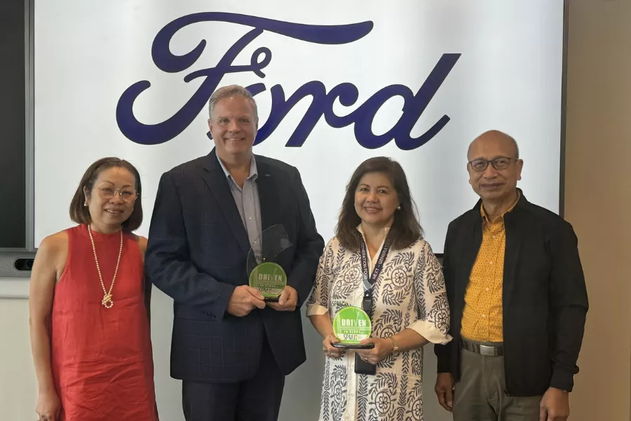 A picture of Ford PH president Mike Breen recieving awards from SPMJ