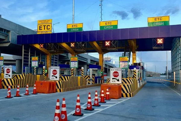 A picture of another toll plaza.