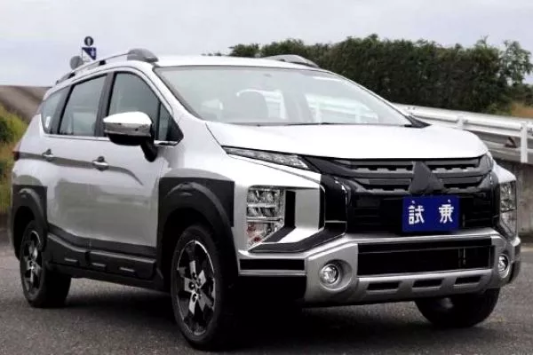 10s mitsubishi xpander on the road