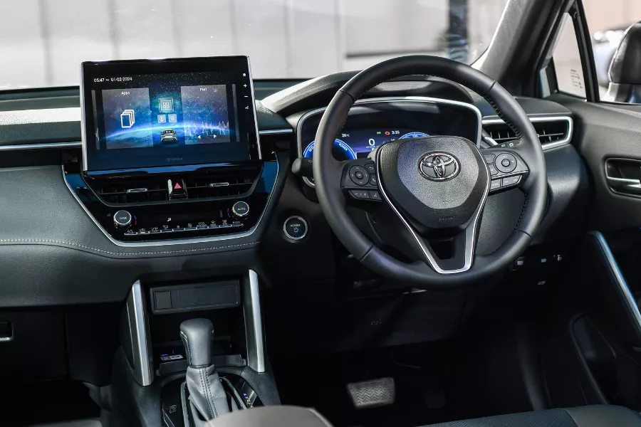 It features a new 10.1-inch central touchscreen. It features a new 10.1-inch central touchscreen.