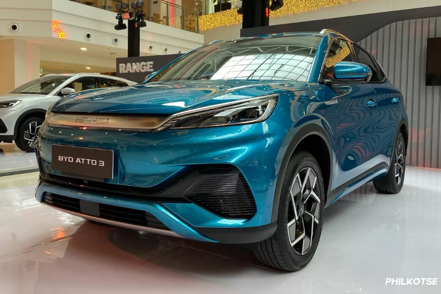 The top-spec Premium trim boasts a range of 480 km A picture of the Atto 3 in Suft Blue