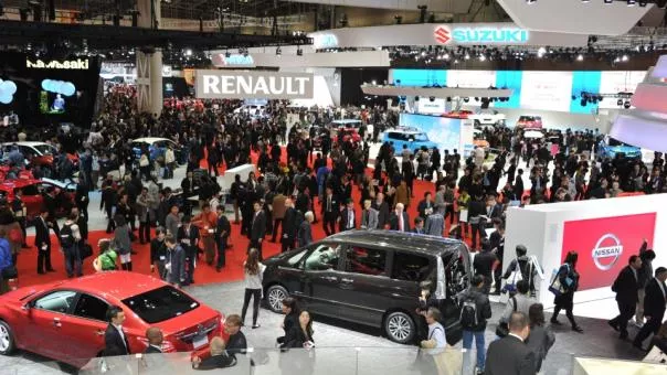 hundreds of visitors at the 44th Tokyo Motor Show