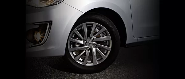 15-inch dark chrome alloy wheels of the Mirage G4 Mirage G4 alloy wheels