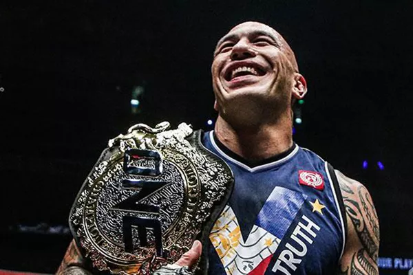 A picture of Brandon Vera wearing Filipino colors while holding a championship belt