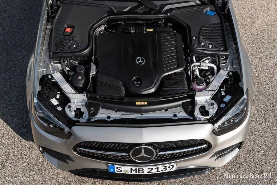 A picture of the 2022 E-Class' engine.