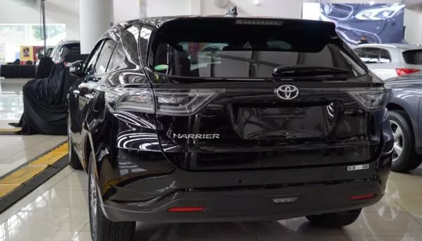 The new 2.0-liter turbo engine will push out 232 hp at 5,200-5,800 rpm and 350 Nm of torque at 1,650-4,400 rpm. Rear view of the Toyota Harrier