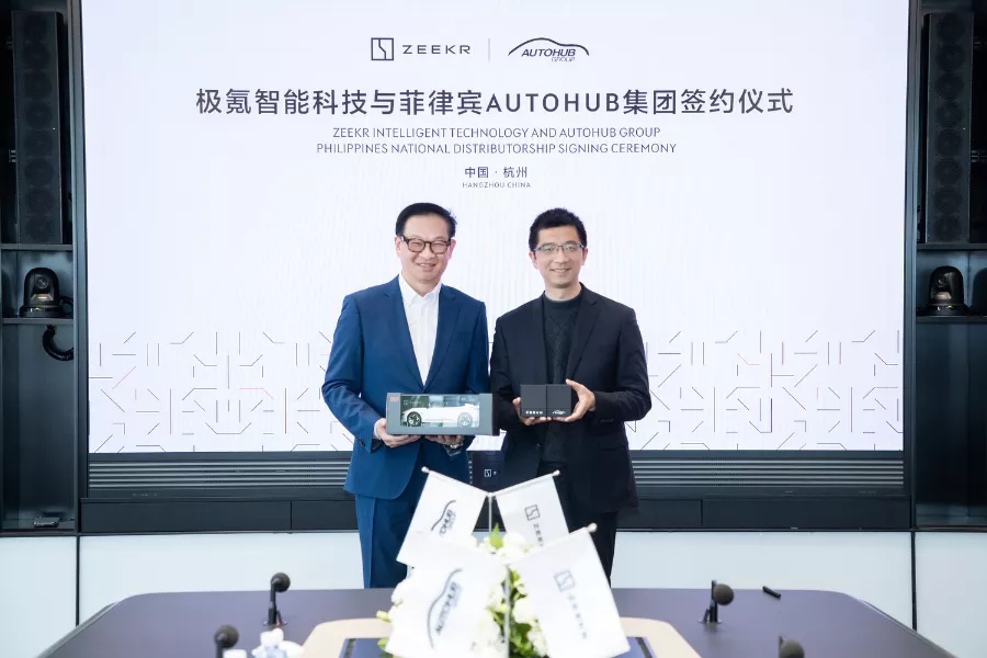 Autohub Group President Willy Tee Ten (left) and Zeekr Vice President Chen Yu (right)