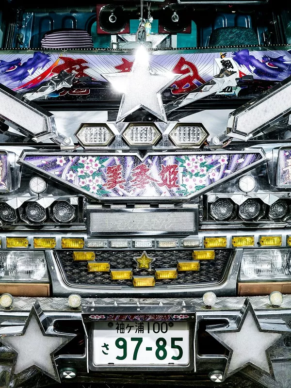 front decoration of Dekotora