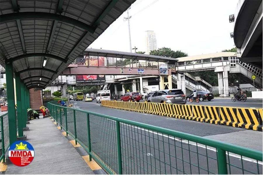 Footbridge connecting MRT Buendia to EDSA Busway
