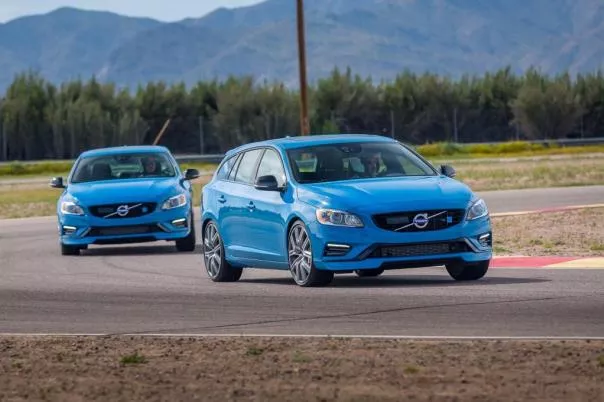 2017 Volvo S60 and V60 Polesta on the road