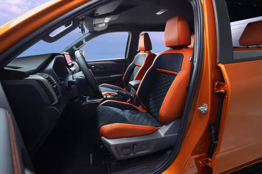 2024 Mitsubishi Triton interior