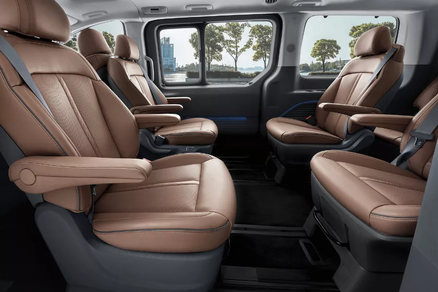 The new row of captain seats can swivel to face the third and fourth row [Photo: Hyundai PH]