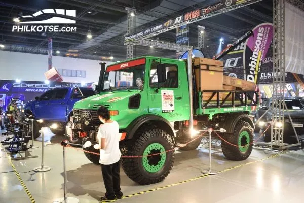 A picture of the side of a Mercedes-Benz Unimog