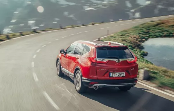 Euro-spec Honda CR-V 2018 running on road