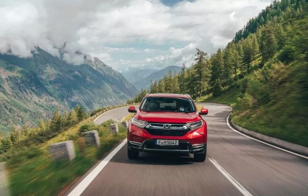 Euro-spec Honda CR-V 2018 running on road