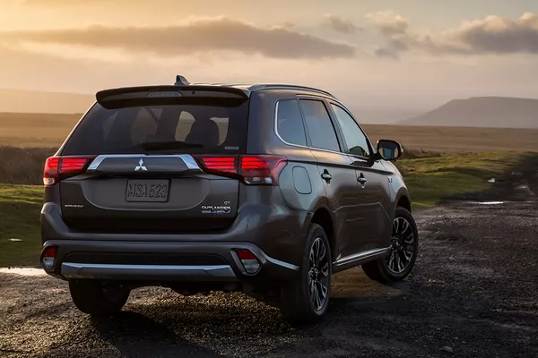 Angular rear of the Mitsubishi Outlander 2018