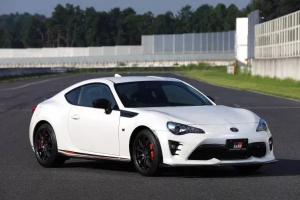 angular front of the Toyota 86 GR