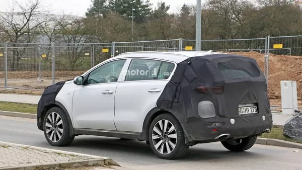 Kia Sportage 2019 facelift spy shot angular rear