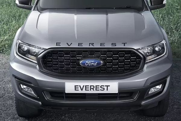 A picture of the front of the Everest Sport highlighting the blacked out grille and logo