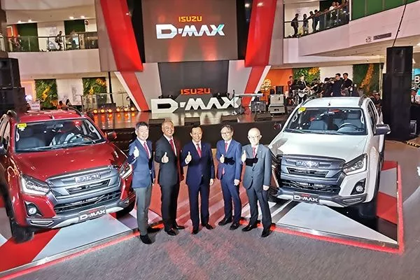 Isuzu D-Max and several IPC executives.